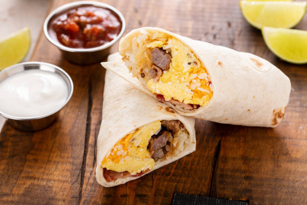 burrito de desayuno con salchicha, huevos, hashbrown y queso - burrito fotografías e imágenes de stock