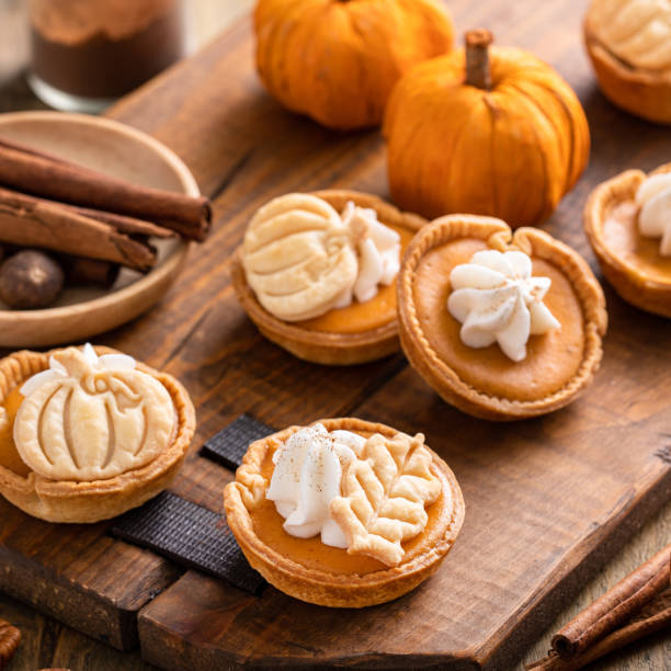 mini pumpkin pies with wipped cream and cinnamon - wipped cream imagens e fotografias de stock