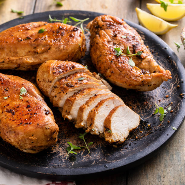 petto di pollo arrosto o scottato con erbe - petto di pollo foto e immagini stock