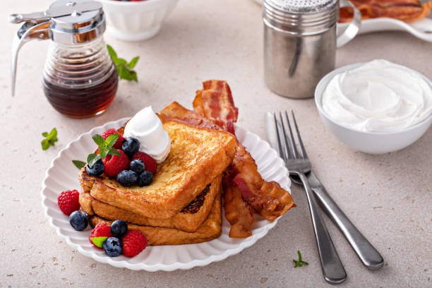 베이컨과 딸기를 곁들인 클래식 프렌치 토스트 - french toast toast french culture syrup 뉴스 사진 이미지