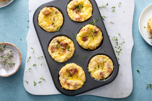 speck und cheddar eiermuffins zum frühstück - low back stock-fotos und bilder