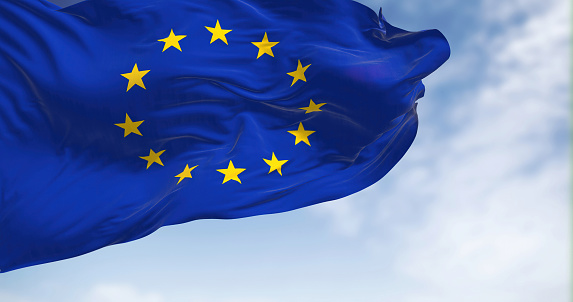 Vista de cerca de la bandera de la Unión Europea ondeando en el viento photo