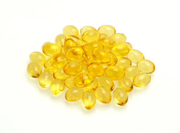 白い背景にタラ肝油。 - fish oil vitamin pill cod liver oil nutritional supplement ストックフォトと画像