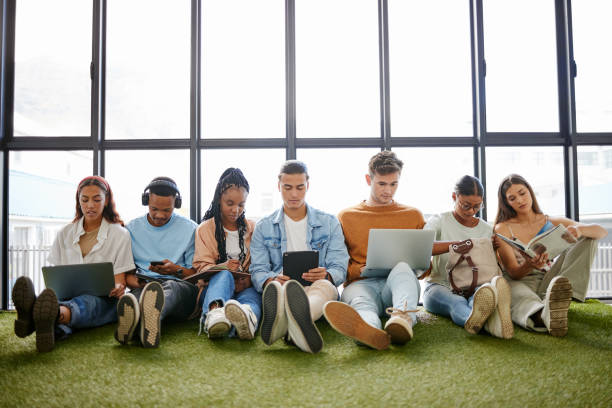 arbeits-, team- und computerarbeit von büro-teamwork-arbeitern gruppe mit vielfalt unter verwendung von technologie. tech-mitarbeiter beschäftigen sich mit cloud-computing-dateninformationen und webrecherche für ein gemeinsames online-projekt - gen z stock-fotos und bilder