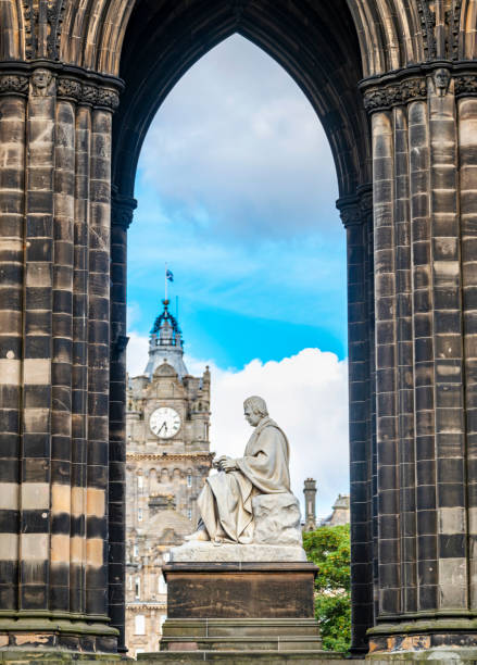 scott monument et statue, princes street gardens, édimbourg, écosse. - rivière firth of forth photos et images de collection