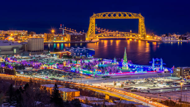 ダルースのクリスマスライトディスプレイ - vertical lift bridge ストックフォトと画像