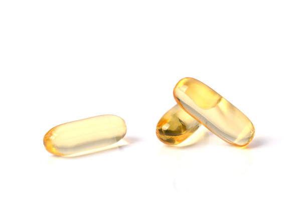 capsule softgel di olio di primula isolate su sfondo bianco - vitamin e cod liver oil vitamin pill capsule foto e immagini stock