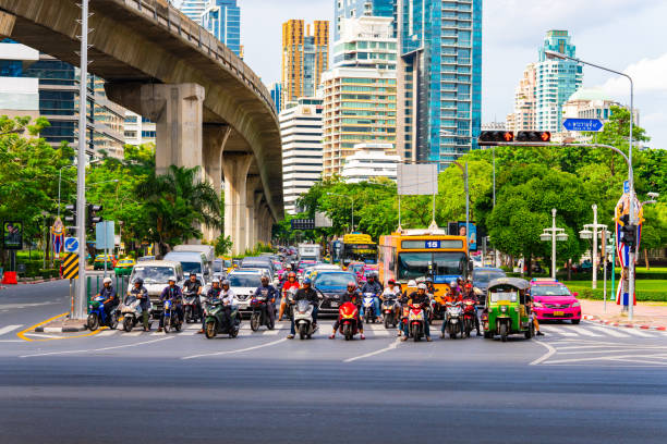 momento do tráfego à tarde no cruzamento de silom no centro de bangkok, tailândia - silom - fotografias e filmes do acervo