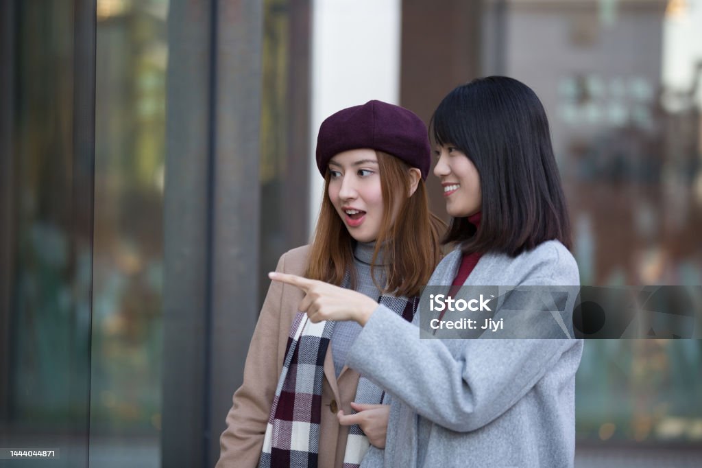 겨울에 바쁜 야외 쇼핑 거리에서 쇼핑하는 젊은 동아시아 여자 친구 스톡 사진 위구르족에 대한 스톡 사진 및 기타 이미지 ... 겨울에 바쁜 야외 쇼핑 거리에서 쇼핑하는 젊은 동아시아 여자 친구 스톡 사진 위구르족에 대한 스톡 사진 및 기타 이미지 ...