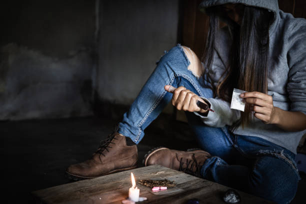 teenager-mädchen nimmt heroin, drogenabhängiger, krankheit, nein zu drogen, das konzept des anti-drogen, 26 juni internationaler tag gegen drogenmissbrauch, - narcotic drug abuse cocaine heroin stock-fotos und bilder