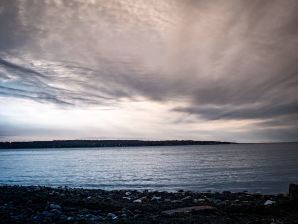 vista ao longo da costa de portsmouth rhode island - aquidneck island - fotografias e filmes do acervo