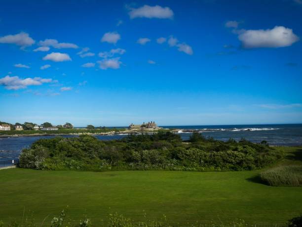 céu azul brilhante sobre um campo perto da água em bailey's beach, rhode island - bailey - fotografias e filmes do acervo