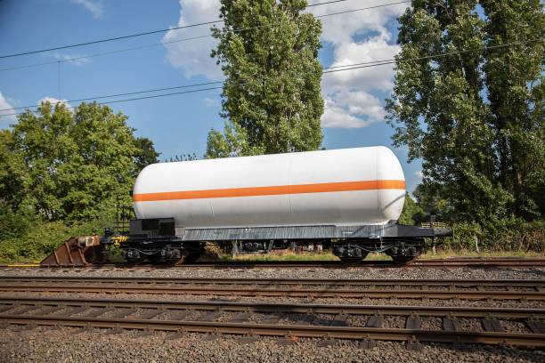 白い燃料タンクの接写、鉄道の羽目板にオレンジ色の線を持つ輸送コンテナ - storage tank oil industry merchandise storage compartment ストックフォトと画像