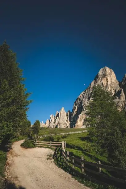 A vertical shot of a trail with Peitlerkofel mountain in the background. South Tyrol, Italy.