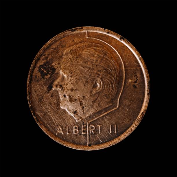 primer plano de alberto ii en dos euros belgas. - realeza de mónaco fotografías e imágenes de stock