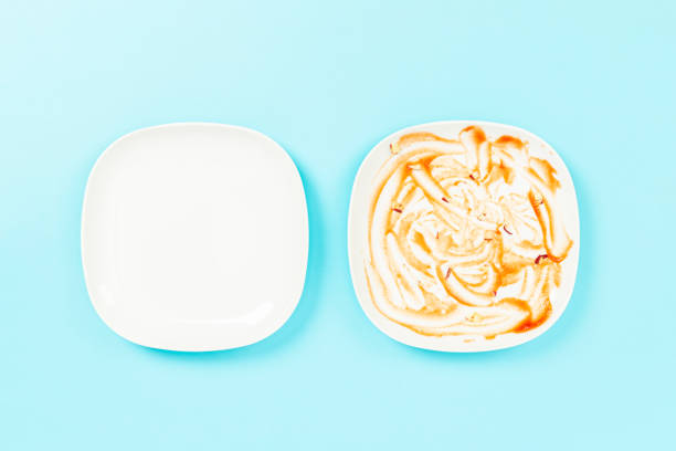 파란 마루에 더럽고 깨끗한 격판 덮개 - dirt food plate fork 뉴스 사진 이미지