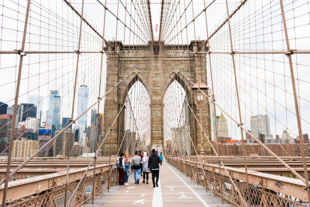 brooklyn bridge in new york. tourists walking on the brooklyn bridge. new york. - skyline new york city brooklyn bridge new york state imagens e fotografias de stock