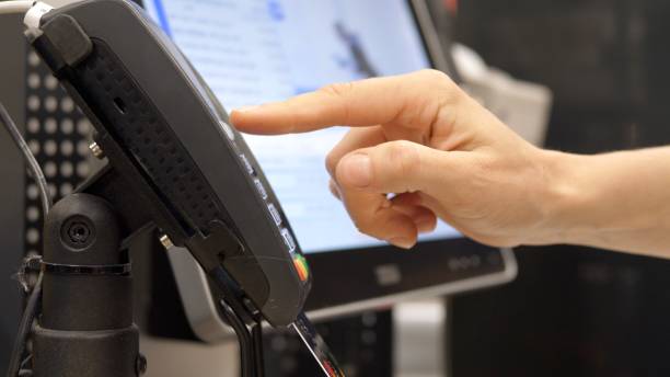 primer plano de la mano de la persona insertando una tarjeta de crédito en el terminal e introduciendo el código pin. equipo para pagar con tarjetas bancarias sin el uso de efectivo. pago a través del terminal de compras. - personal data assistant fotografías e imágenes de stock