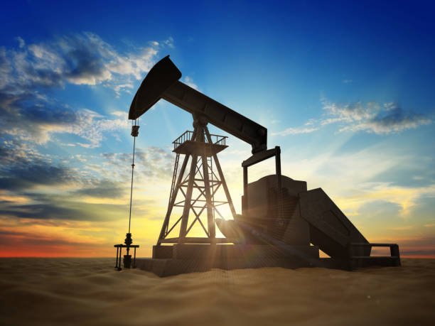 pompe à pétrole forant du pétrole dans le désert - oil pump flash photos et images de collection