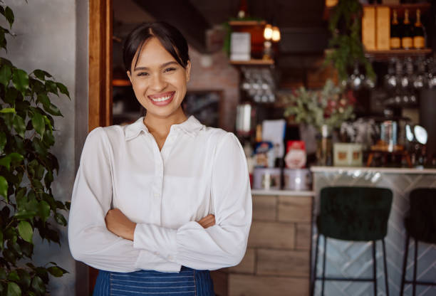 successo di piccole imprese, ristorante caffetteria e ritratto di leader donna felice nel settore dell'ospitalità in costa rica. responsabile della caffetteria fiducioso, servizio di ristorazione al cameriere con grembiule e benvenuto all'ingresso del neg - hotel greeting welcome sign service foto e immagini stock