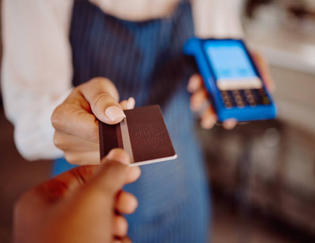 Credit card, machine and restaurant cashier with customer service for easy, safe and pos payment hands. Fintech, ecommerce and retail business owner or waitress with rfid system 5g network technology tarjeta de crédito, cajero de máquina y restaurante con servicio al cliente para manos fáciles, seguras y de pago pos. fintech, comercio electrónico y propietario de un negocio minorista o camarera con tecnología de red 5g con sistema rfid