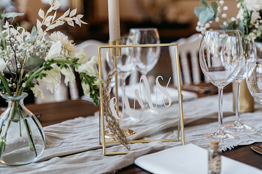 Romantic and rustic table decoration in white and gold