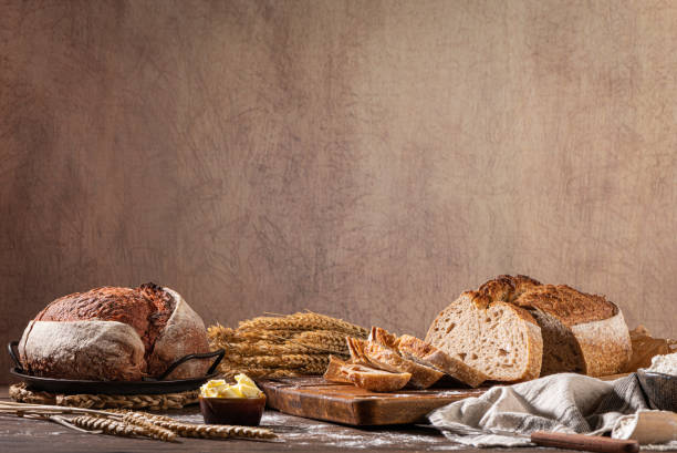 pain de blé et de seigle fraîchement artisanal, pain de campagne. pain simple au beurre pour breackfast - country bread photos et images de collection