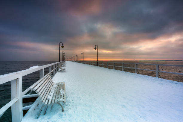 冬のグディニャオルロウォの木造桟橋のある美しい風景 - snow winter coastline sunrise ストックフォトと画像