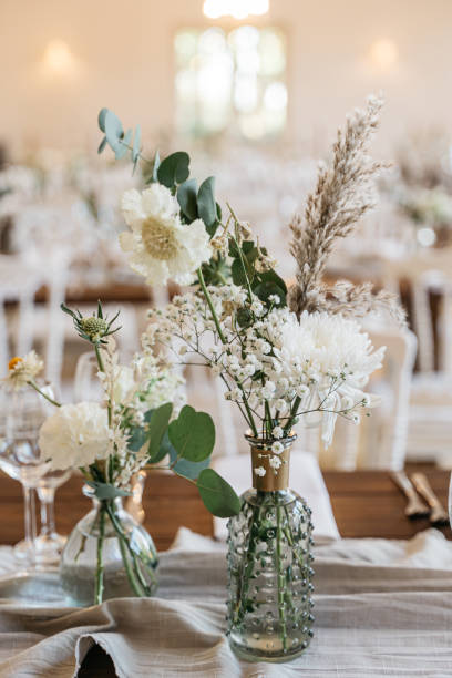 흰색과 금색의 낭만적이고 소박한 테이블 장식 - wedding centerpiece 뉴스 사진 이미지