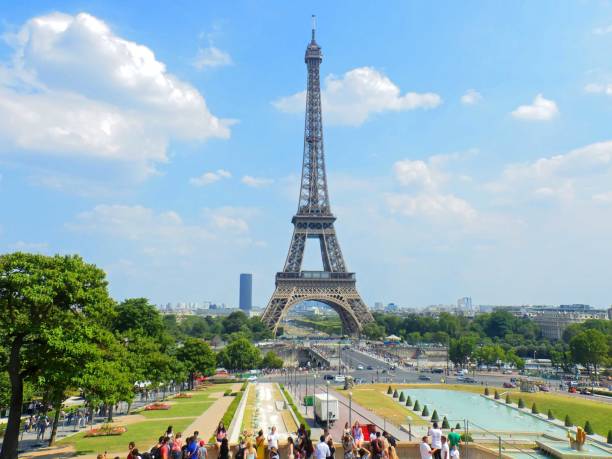 visita a la hermosa ciudad de parís, capital de francia - eiffel tower paris france famous place france fotografías e imágenes de stock