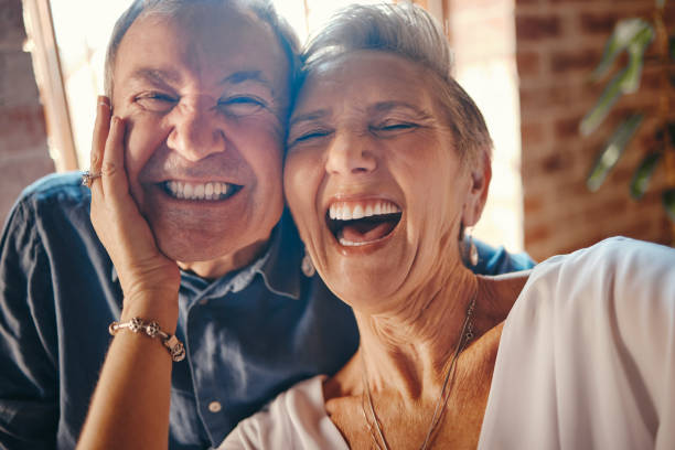 coppia senior felice, ritratto selfie divertente in pensione e abbracciare lo stile di vita matrimoniale durante le vacanze a roma. la donna mostra i denti con il sorriso, l'uomo comico ride allo scherzo pazzo e le rughe anziane si uniscono - lifestyles toothy smile care beauty foto e immagini stock