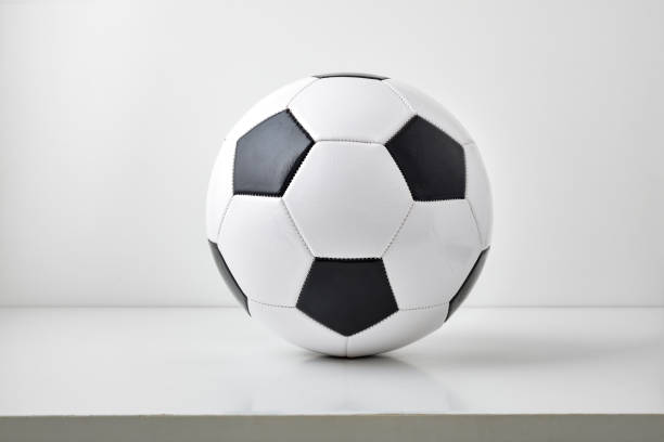 widok piłki nożnej na stole i jasnoszare tło - soccer ball old leather soccer zdjęcia i obrazy z banku zdjęć