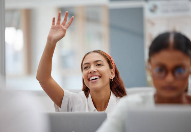 Women, education question or laptop in school, university or Brazilain college classroom with knowledge motivation. Smile, happy or asking student on technology in computer study or software learning mujeres, pregunta de educación o computadora portátil en la escuela, universidad o aula universitaria brasileña con motivación de conocimiento. sonreír, feliz o preguntar al estudiante sobre la tecnología en el estudio de la computación o el aprendi