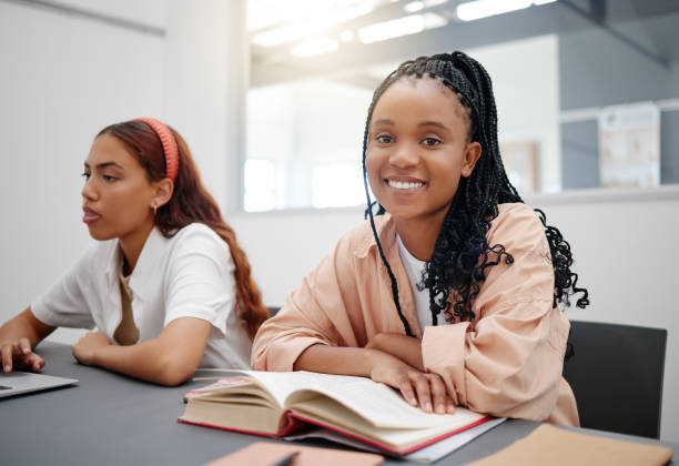 leitura, livros e retrato de estudantes na sala de aula da universidade para aprendizagem de línguas, educação ou conhecimento. mulher negra em palestra ou seminário feliz com pesquisa universitária, bolsa de estudos e estudo de inglês - reading early teens teenager adolescence - fotografias e filmes do acervo