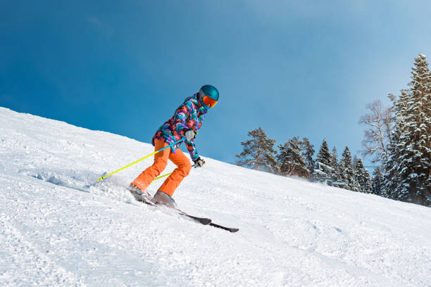jeune skieur sur la piste - skiing sports helmet powder snow ski goggles photos et images de collection