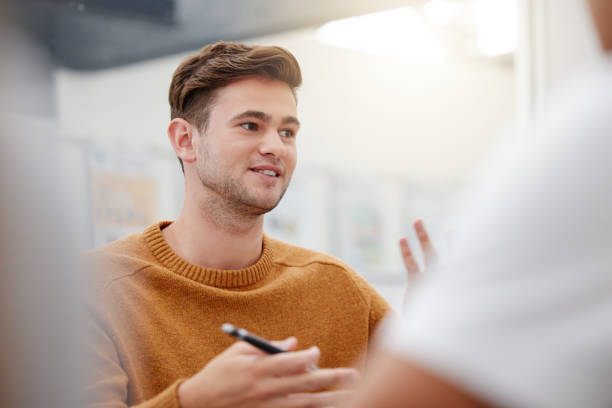 vedoucí, mentor nebo studentský muž přednášející v dílně pro vzdělávání, učení nebo výuku ve třídě. spolupráce, školení nebo týmová práce ve škole, vysoké škole nebo univerzitní knihovně pro výzkum - mladí muži - stock snímky, obrázky a fotky