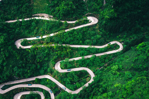 vista de la sinuosa carretera del parque nacional de montaña tianmen, provincia de hunan, china - road winding road mountain spiral staircase fotografías e imágenes de stock