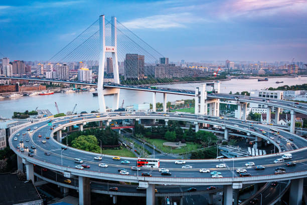 중국 상하이의 고속도로 및 난 푸 대교 - bridge architecture shanghai construction frame 뉴스 사진 이미지