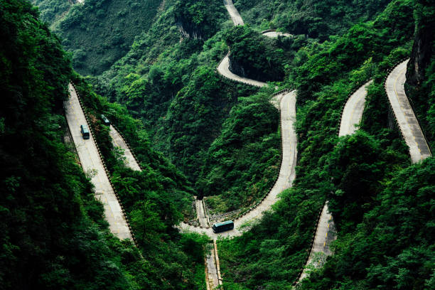 vista de la sinuosa carretera del parque nacional de montaña tianmen, provincia de hunan, china - road winding road mountain spiral staircase fotografías e imágenes de stock