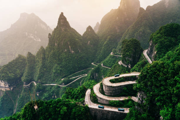 vista de la sinuosa carretera del parque nacional de montaña tianmen, provincia de hunan, china - road winding road mountain spiral staircase fotografías e imágenes de stock