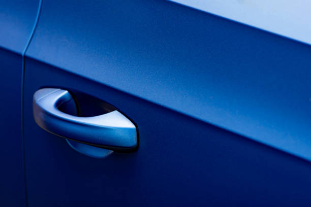 manija azul de la puerta del coche - car car door door handle fotografías e imágenes de stock