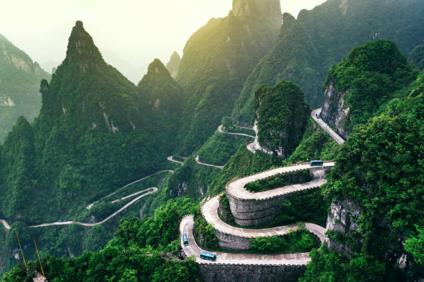 vista de la sinuosa carretera del parque nacional de montaña tianmen, provincia de hunan, china - road winding road mountain spiral staircase fotografías e imágenes de stock