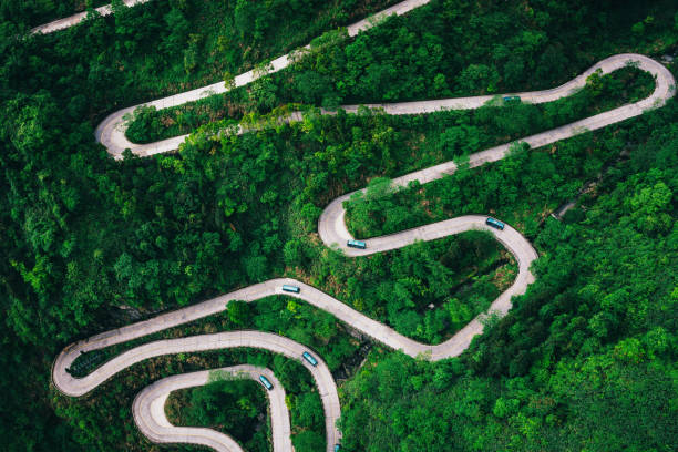 vista de la sinuosa carretera del parque nacional de montaña tianmen, provincia de hunan, china - road winding road mountain spiral staircase fotografías e imágenes de stock