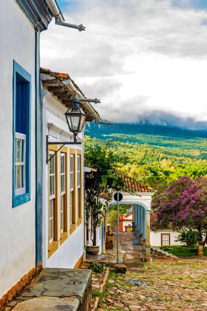 coloridas casas coloniales en la histórica ciudad de tiradentes - house residential structure colonial style landscape fotografías e imágenes de stock