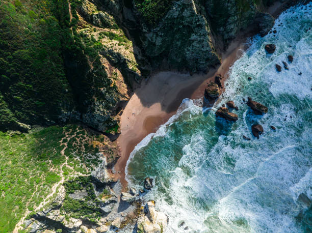 widok z drona wybrzeża atlantyku w portugalii, cabo da roca. letni dzień - cabo da roca zdjęcia i obrazy z banku zdjęć