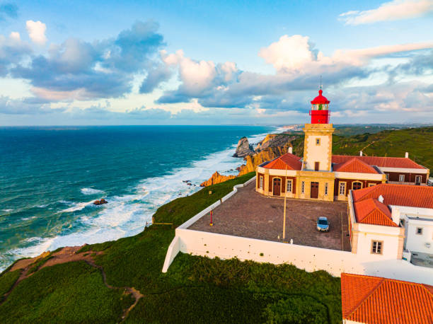 вид дрона на атлантическое побережье в португалии, кабу-да-рока. летний день - cabo da roca стоковые фото и изображения