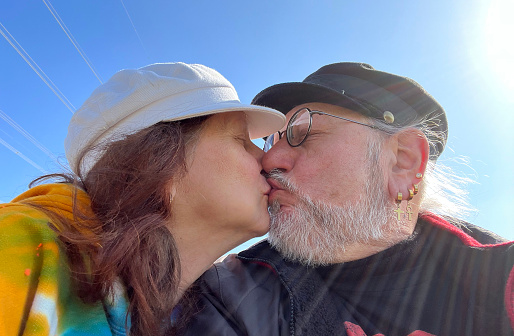 https://media.istockphoto.com/id/1444226143/photo/kissing-couple-on-holiday.jpg?b=1&s=170667a&w=0&k=20&c=HkV53aU4DTEtwvedo7jAL3i9AAivfIXO3MpHrVUQEZE=