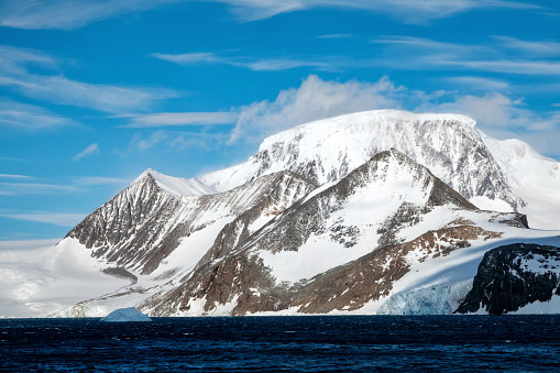 A scenic view of the coast of the Antarctic peninsula.