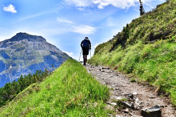 Mann wandert im Stubaital