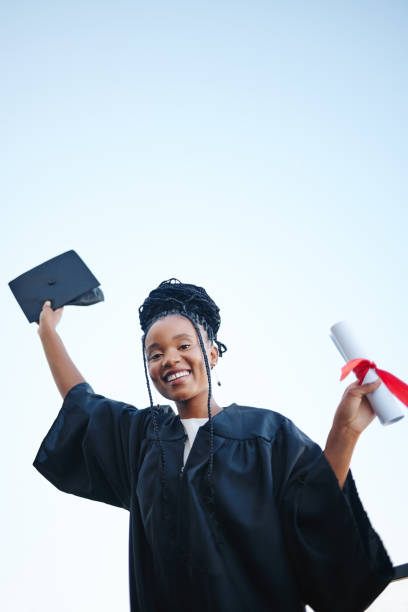 黒人女性との成功、卒業、教育、大学からの証明書、お祝い、または幸せ。達成とモチベーションのための女子学生と卒業証書との奨学金、笑顔とビジョン - scholarship holder ストックフォトと画像